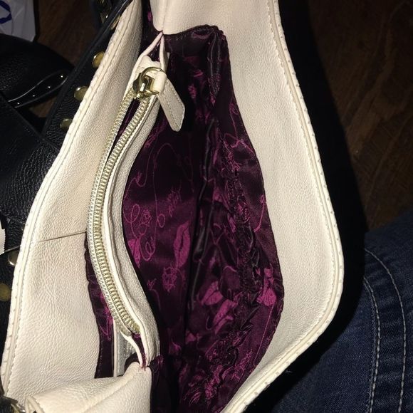 BETSEY JOHNSON White crossbody with studded black bow studded black handle strap - Picture 4 of 6